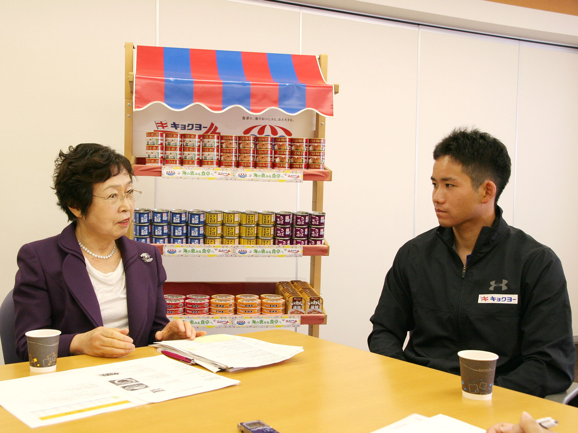 女子栄養大三浦名誉教授（左）からアドバイスを受ける山本選手