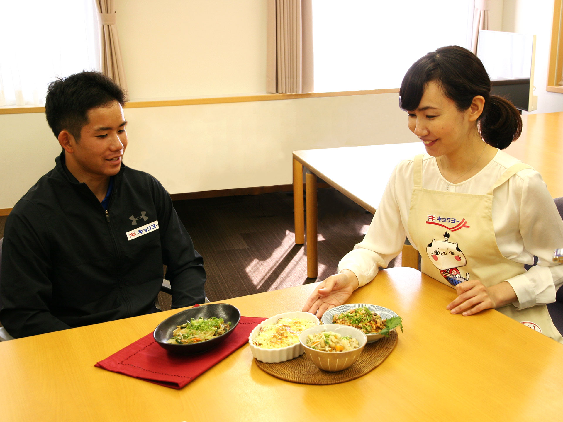 レシピを考案した極洋相川さん（右）の説明を聞く山本選手